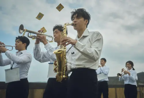 ▲劉育仁（前排右）和牧森（前排中）在《進行曲》拍攝吹西索米賺零用錢的場面時，天氣很冷，被風吹得直發抖。（圖／未來進行曲提供）