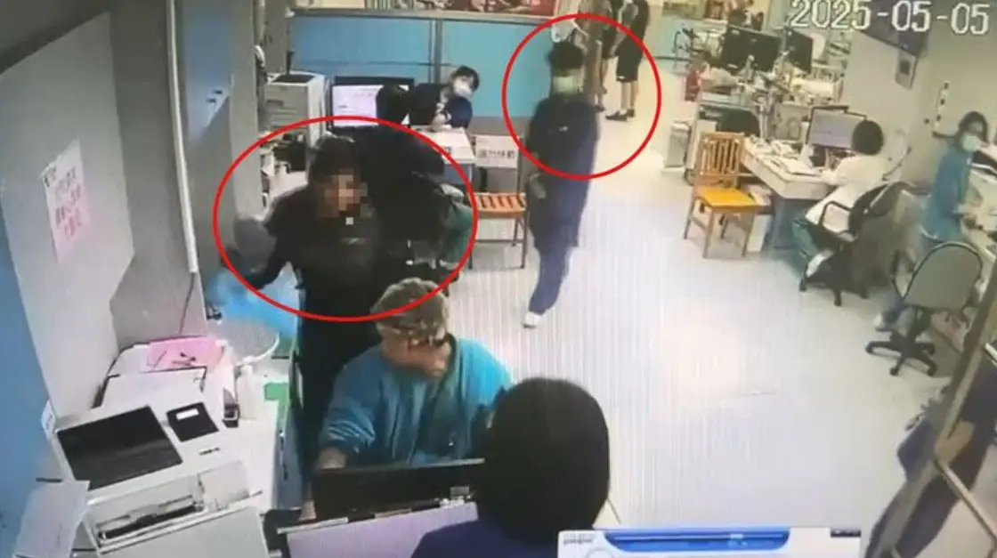 ▲苗栗為恭紀念醫院日前發生急診攻擊事件，一名女性患者在就醫時情緒失控，突然從醫師後方拿起剪刀企圖刺向醫師頸部，幸好護理師朱銘慧眼明手快，約3秒時間便將患者制伏化解危機。（圖／翻攝畫面）