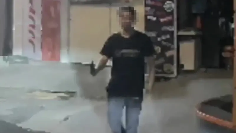 ▲新北市淡水區一名開設修車廠的男子，日前不滿門口車輛長期遭檢舉，又懷疑隔壁鄰偷藏匿她女友，竟然多次持刀威脅還尾隨她與其家人，更持榔頭敲毀自家牆壁，嚇得鄰居多次報案，警方獲報後今（16）天通知男子到案說明，全案依法送辦。（圖／翻攝畫面）