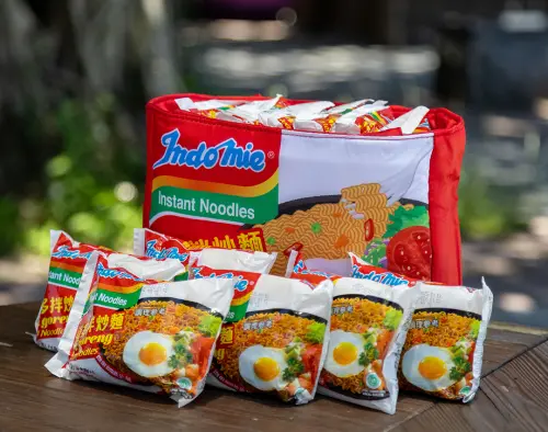 ▲「澎派呷霸包」，有可愛的營多拌炒麵保冷提袋內含12包營多拌炒麵。（圖／品牌提供）