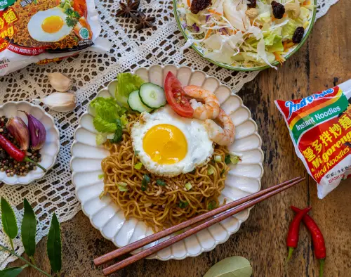 ▲經典的營多拌炒麵只要三分鐘，配上荷包蛋，青菜和蝦子在旁邊。（圖／品牌提供）