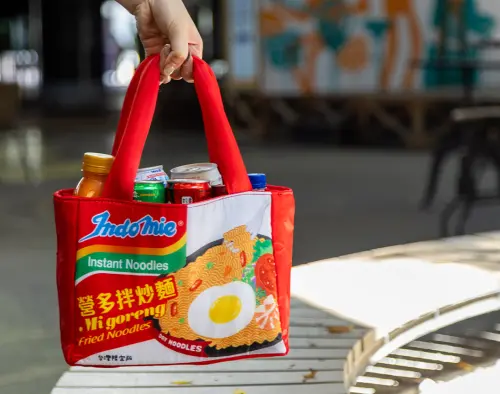 ▲「澎派呷霸包」，還附上超可愛的營多拌炒麵保冷提袋。（圖／品牌提供）
