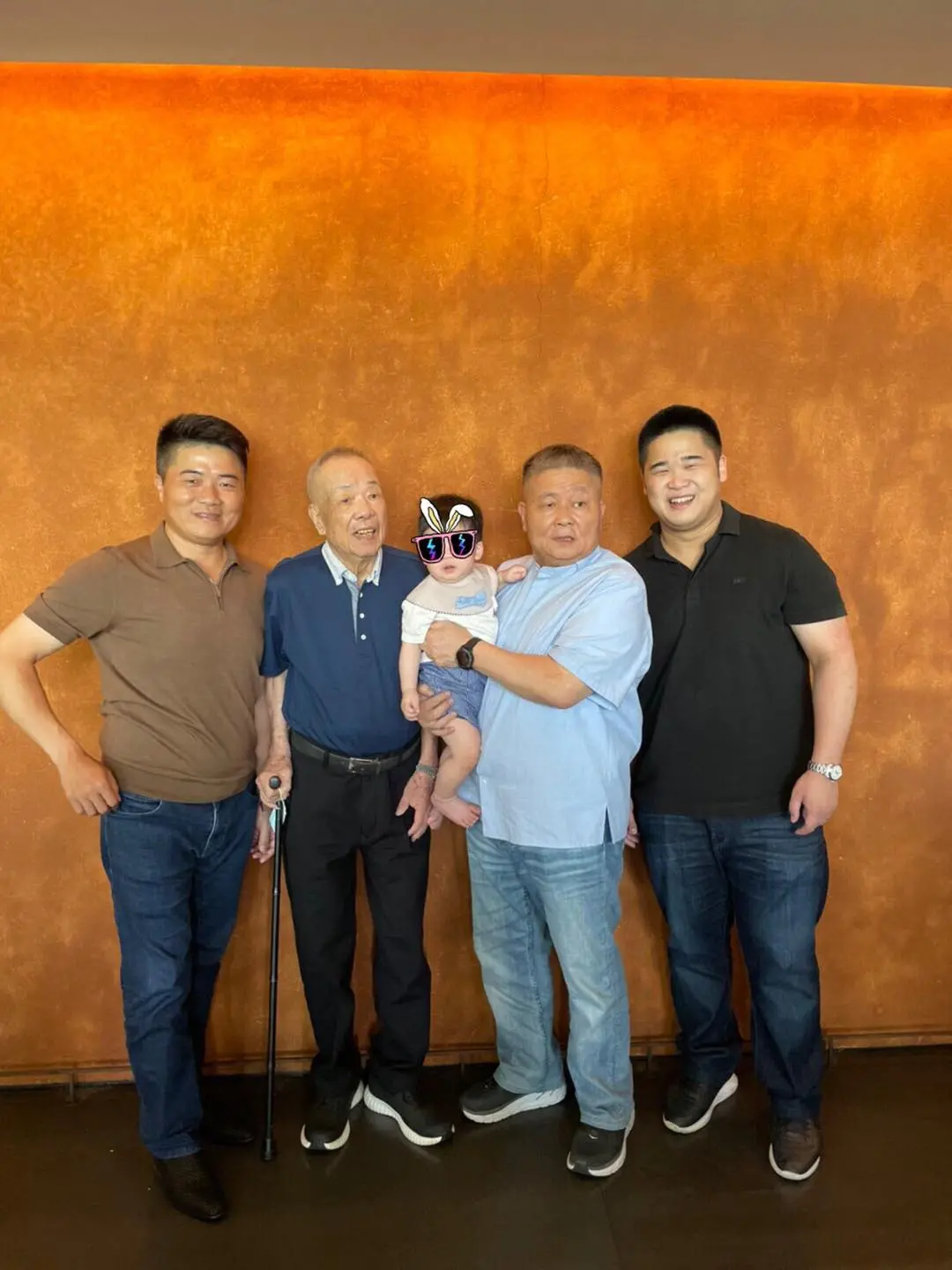 ▲台中顏家顏懷、顏清標、顏寬恒、顏劭朋等人五代同堂。（圖／取自顏寬恒臉書）