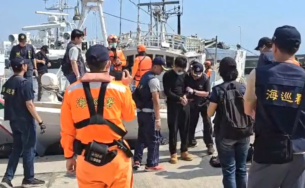 衛戍海疆維護國安！海巡署屏東查緝隊查獲漁船載運通緝犯偷渡出境