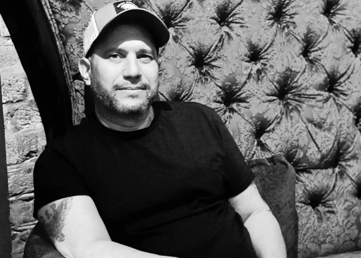 ▲靈異調查員里維拉（Dan Rivera）美國時間13日在賓州旅館中昏迷，隨後搶救無效猝死。當時里維拉正因為「惡魔奔逃之旅」（Devils on the Run Tour）的巡迴展覽，而負責帶著安娜貝爾娃娃前來賓州，不料卻突然驟逝。（圖／翻攝自臉書）