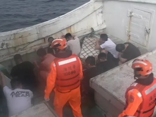 ▲海巡署人員登上漁船查獲偷渡出境通緝犯。(圖／海巡署偵防分署提供)