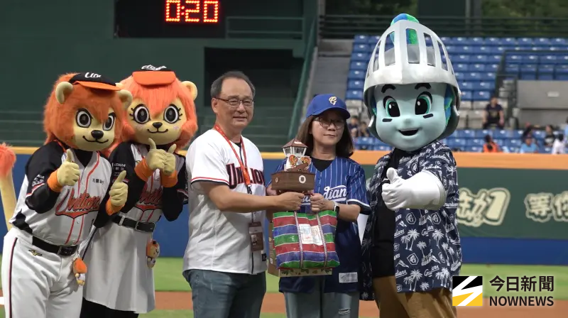 ▲統一獅領隊蘇泰安（左）贈送「安平古堡」模型以及台南知名伴手禮「連得堂」煎餅給富邦悍將副領隊陳昭如（右），感謝悍將在颱風後伸出援手。（記者／陳云茹攝）