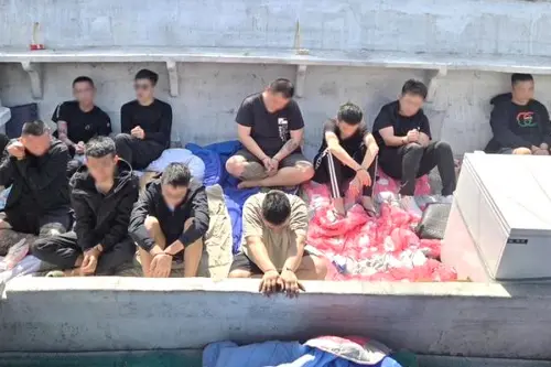 ▲被海巡署人員查獲偷渡出境的通緝犯。(圖／海巡署偵防分署提供)