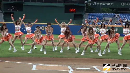 ▲統一獅啦啦隊Uni Girls相隔7年再度於新莊球場跳賽前舞蹈。（記者／陳云茹攝）