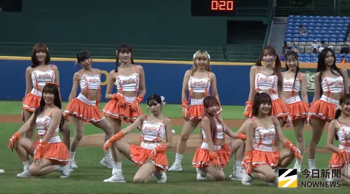 ▲統一獅啦啦隊Uni Girls出動16位女孩到新莊球場應援，軍容壯盛。（記者／陳云茹攝）