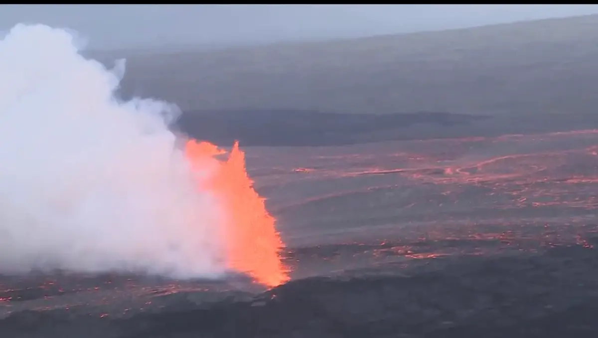 ▲冰島火山出現裂縫型噴發。（圖／翻攝自X)