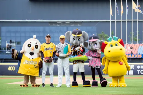 ▲本屆涼水祭特別邀請舜元建設董事長林逸民擔任開球嘉賓.（圖／業者提供）(818.86 kb)