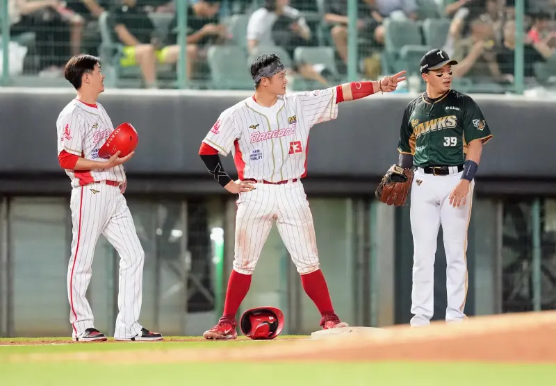 ▲味全龍蔣少宏（中）因回壘不及，遭觸殺在三壘，經過輔助判決仍維持原判。（圖／味全龍提供）