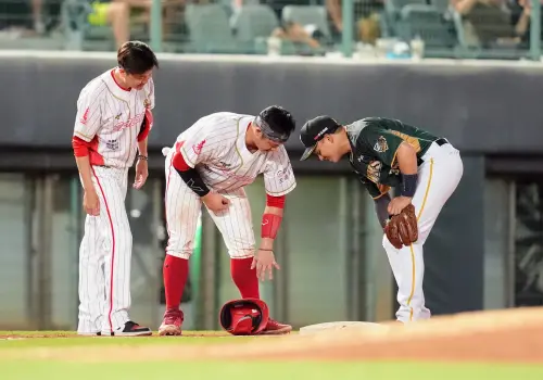 味全龍蔣少宏(中)因回壘不及,遭觸殺在三壘,經過輔助判決仍維持原判。(圖/味全龍提供) ▲味全龍蔣少宏(中)因回壘不及,遭觸殺在三壘,經過輔助判決仍維持原判。(圖/味全龍提供)