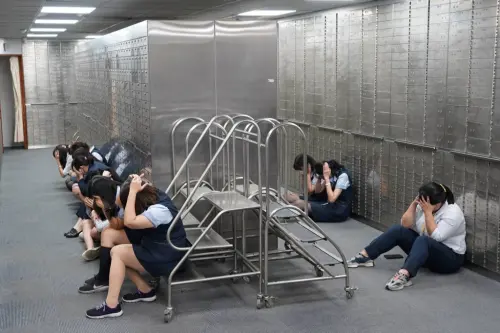 ▲當警報響起，屏東車站前廣場旅客依指示進入建物內部避難。（圖／屏東縣府提供）