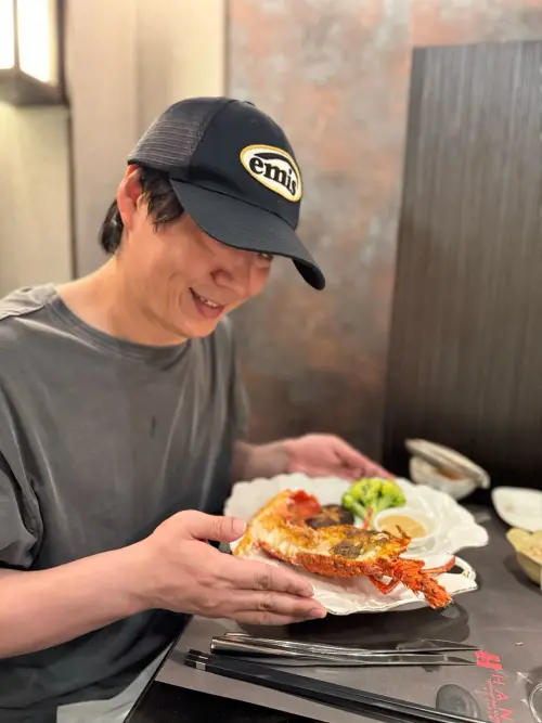 ▲蕭煌奇在Threads上曬出吃龍蝦照片,並附文:「盲著吃龍蝦。」開自己地獄哏玩笑。(圖/翻攝自蕭煌奇Threads) ▲蕭煌奇在Threads上曬出吃龍蝦照片,並附文:「盲著吃龍蝦。」開自己地獄哏玩笑。(圖/翻攝自蕭煌奇Threads)