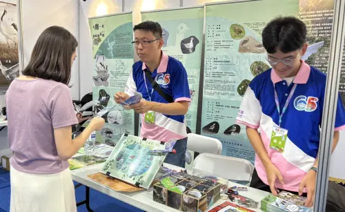 ▲《和鳥一起 讓美德飛翔》電子書將在暑假期間，於鳳凰谷鳥園生態園區的自然永續探索站進行現場導讀。（圖／科博館提供）(299.17 kb)