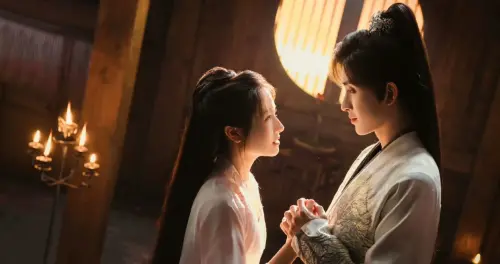 ▲大陸演員李蘭迪（左）與敖瑞鵬（右）搭檔合作新戲《朝雪錄》熱度飆升，劇中敖瑞鵬裸身療傷戲因肋骨明顯，慘被網友酸是「白斬雞」。（圖／微博）