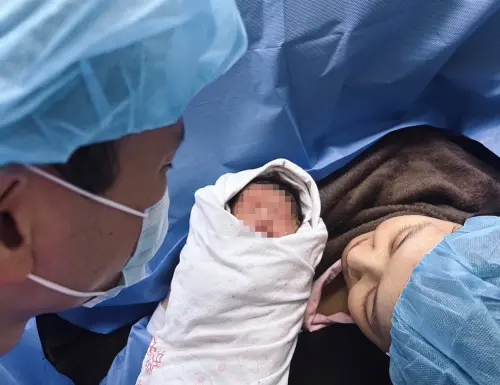 劉雨柔(右)今(16)日淚崩宣布女兒小花生提前誕生了,還感動喊:花生來了。(圖/劉雨柔IG) ▲劉雨柔(右)今(16)日淚崩宣布女兒小花生提前誕生了,還感動喊:花生來了。(圖/劉雨柔IG)