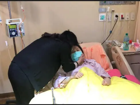 ▲余天死訊烏龍，應該是Ai出包，將他與女兒余苑綺（右）搞錯。（圖／翻攝自余天臉書）