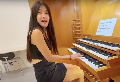 小嫻在蘇黎世藝術大學觀摩低音號雙重演出,音色低沉又細膩,令她當場淚崩。(圖/小嫻 YT) ▲小嫻在蘇黎世藝術大學觀摩低音號雙重演出,音色低沉又細膩,令她當場淚崩。(圖/小嫻 YT)