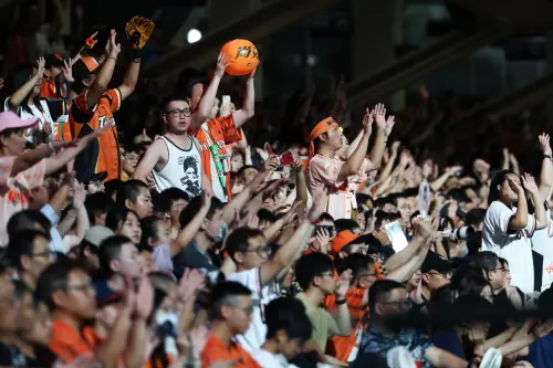 ▲統一獅因颱風關係，意外來到新莊擔任主場，北部獅迷也在內野齊唱「AAOA」。（圖／統一獅提供）