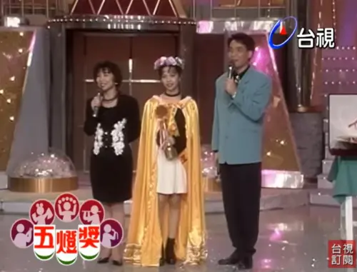 ▲主持人邱碧治(左)前後主持《五燈獎》長達18年,曾在1971年高票當選國大代表。(圖/截至台視YouTube官方頻道) ▲主持人邱碧治(左)前後主持《五燈獎》長達18年,曾在1971年高票當選國大代表。(圖/截至台視YouTube官方頻道)