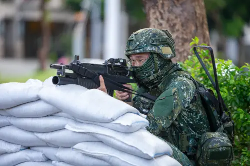 ▲第三作戰區16日在新北地區實施縱深防禦逐次抵抗演練，部隊以交互掩護方式轉換至次一抵抗陣地。（圖／第三作戰區提供）