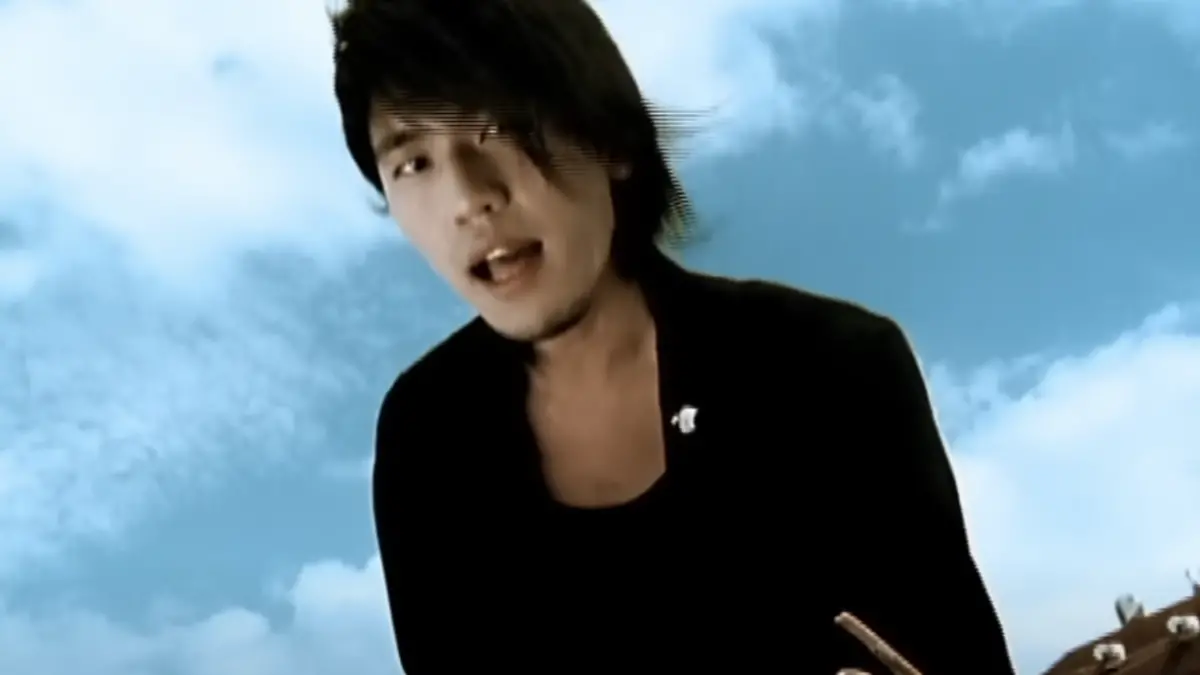 ▲賈靜雯的弟弟衛斯理（如圖）曾和是元介組成「元衛覺醒」，經典歌曲〈夏天的風〉傳唱度超高。（圖／翻攝自YouTube愛貝克思 avex taiwan）