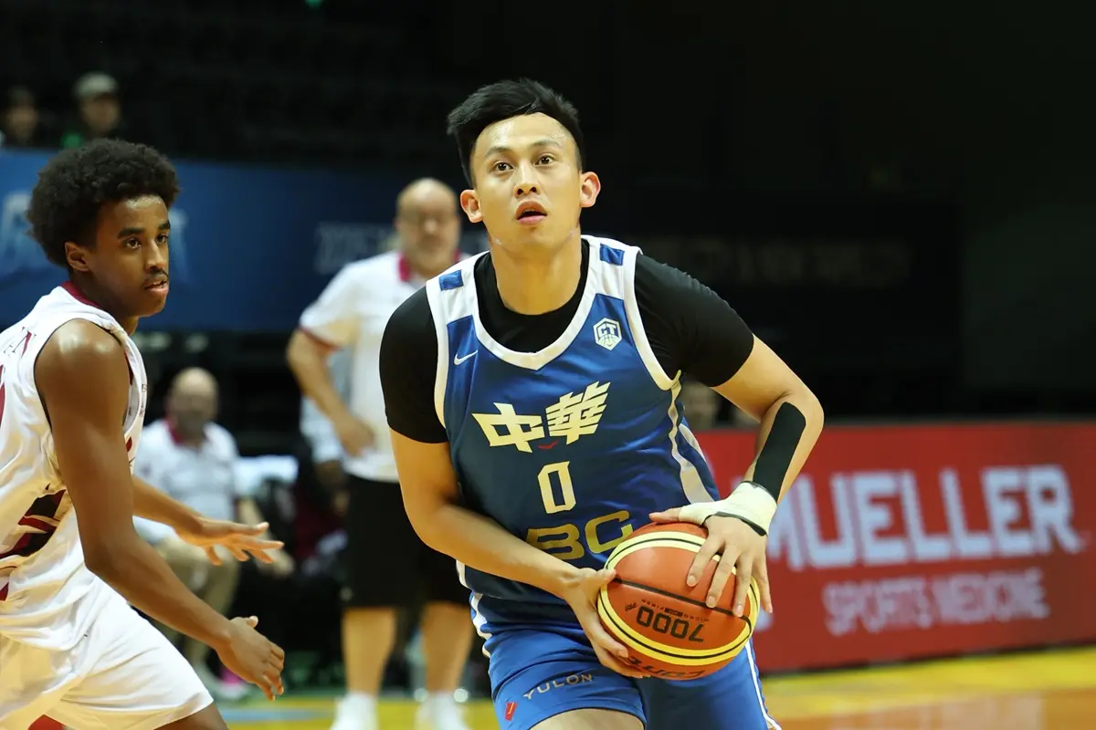 ▲中華白隊延續昨日打學長的氣勢，在第44屆雙北威廉瓊斯盃國際籃球邀請賽男子組面對卡達隊首節開局打出氣勢，雖然一度落後達雙位數，但下半場靠著全場壓迫加上陳將双的火力輸出，中華白隊終場以72：61逆轉收勝。（圖／中華籃協提供）