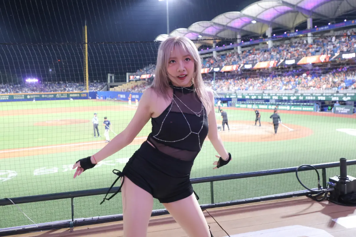 ▲統一7-ELEVEN獅本賽季推出星光女孩秀廣受好評，今日迎來下半季首場，由Yuki搭配包子演出，但因颱風緣故，最後意外在陌生的新莊棒球場獻出表演首秀。（圖／統一獅提供）