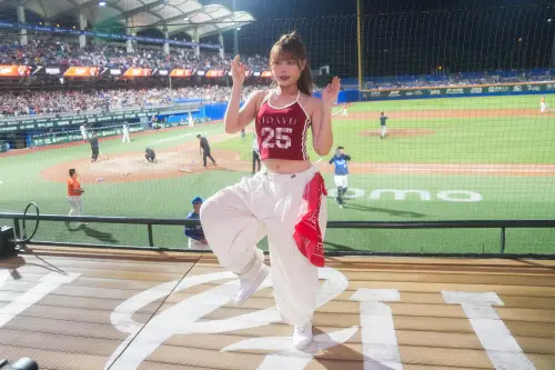 ▲包子在不熟悉的新莊棒球場應援，自曝心情蠻奇妙的。（圖／統一獅提供）