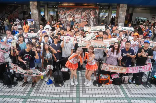 統一獅女孩Yuki、包子新莊棒球場表演賽前,與支持的粉絲相見輝。(圖/統一獅提供) ▲統一獅女孩Yuki、包子新莊棒球場表演賽前,與支持的粉絲相見輝。(圖/統一獅提供)