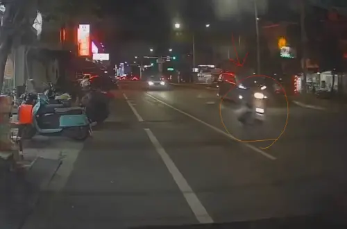 ▲圓圈處為槍手，後方為鳳梨的車。（圖／翻攝自臉書 記者爆料網）