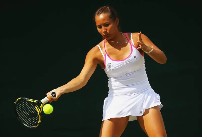 ▲英國職業網壇女雙一姐Tara Moore陷入禁藥風波，原先已經重返賽場，但近日案情又迎來反轉，經體育仲裁庭認定，無法認定Moore是非故意行為，而又判決Moore將繼續服禁賽處分。（圖／截自臉書）