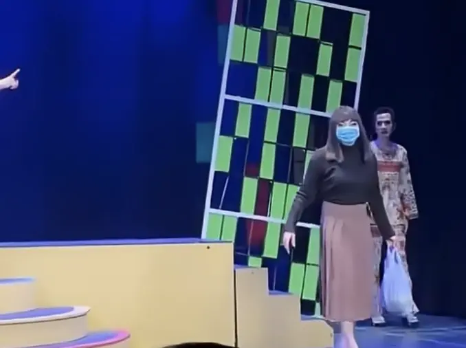 ▲越南舞台劇上出現「紅姐」裝扮的演員，獲得觀眾滿堂彩。（圖／翻攝自影片）