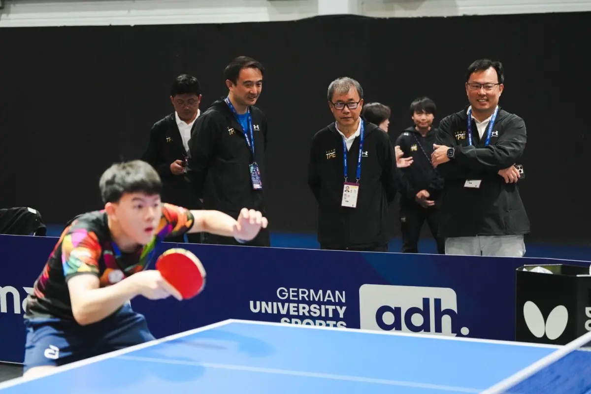 ▲教育部鄭英耀部長在開幕式前，連三天由林伯樵主秘及體育署鄭世忠署長陪同先去訪視確認中繼站後勤單位、團本部整備情形，並先後訪視網球、桌球、擊劍、跆拳道等代表隊練習情形。（圖／體育署提供）