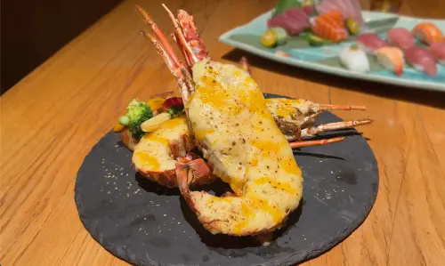 ▲饗食天堂於8月1日至8月10日期間，可以698元優惠價加購「焗烤龍蝦」1隻。（圖／饗賓集團提供）