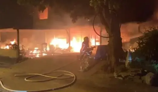 ▲花蓮縣壽豐鄉一棟鐵皮加蓋民宅16日凌晨發生火警。（圖／花蓮縣消防局提供）