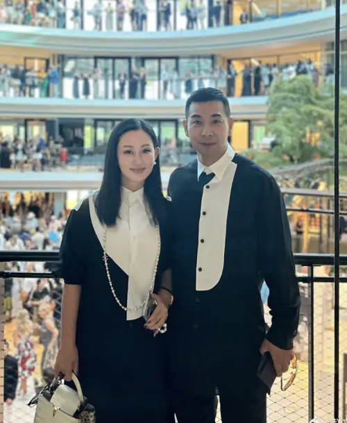 趙文卓大女兒趙子儀高中畢業,她所就讀的名校一年學費超過500萬元台幣。(圖/翻攝自趙文卓微博) ▲趙文卓大女兒趙子儀高中畢業,她所就讀的名校一年學費超過500萬元台幣。(圖/翻攝自趙文卓微博)