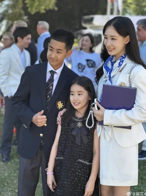 趙文卓大女兒趙子儀高中畢業,她所就讀的名校一年學費超過500萬元台幣。(圖/翻攝自趙文卓微博) ▲趙文卓大女兒趙子儀高中畢業,她所就讀的名校一年學費超過500萬元台幣。(圖/翻攝自趙文卓微博)