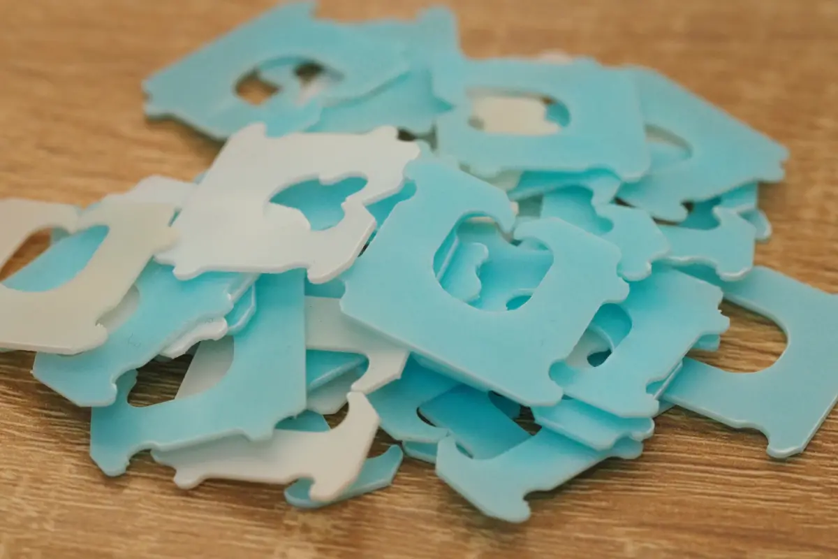 ▲吐司袋扣環顏色十分多，包括白色、藍色和紅色等，但有達人公布吐司袋扣環顏色不同的原因，讓許多人大長知識。（圖／取自photoAC）