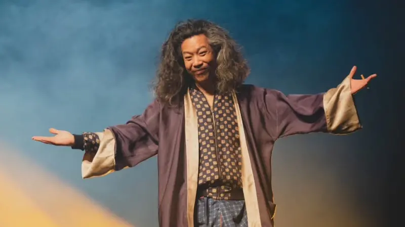 ▲法國喜劇演員布海敏為撿手機失足從8樓墜落身亡，享年43歲，原訂隔天赴加拿大演出的他原為工程師，轉戰脫口秀舞台後廣受喜愛，不幸意外震驚演藝界。（圖／翻攝自布海敏IG）