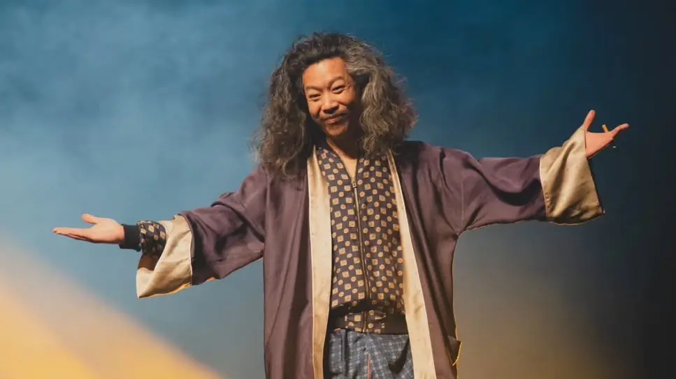 ▲法國喜劇演員布海敏為撿手機失足從8樓墜落身亡，享年43歲，原訂隔天赴加拿大演出的他原為工程師，轉戰脫口秀舞台後廣受喜愛，不幸意外震驚演藝界。（圖／翻攝自布海敏IG）