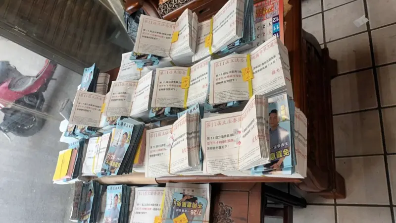 ▲民進黨立委王義川曬出罷免通知書上夾帶反罷文宣。（圖／翻攝自王義川Threads）