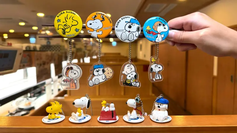 ▲台灣藏壽司首次聯名75週年花生漫畫Peanuts，史努比、胡士托、歐拉夫變身立體公仔、壓克力吊飾、磁鐵13款扭蛋，還有提袋、立牌鑰匙圈、大頭玩偶等集點滿額贈，全台5間特色店打卡抽玩偶。（圖／藏壽司提供）