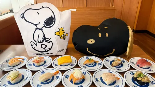 藏壽司Peanuts史努比13款扭蛋7/25開搶!吊飾、玩偶、提袋一次看 ▲集滿11點可換「史努比造型提袋」限量3,000個、集滿15點可換「史努比造型抱枕」全台限量2,000個。(圖/藏壽司提供)