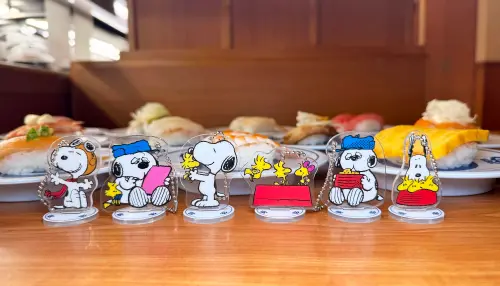 藏壽司Peanuts史努比13款扭蛋7/25開搶!吊飾、玩偶、提袋一次看 ▲藏壽司全台限定10店開搶史努比壓克力立牌鑰匙圈6款。(圖/藏壽司提供)