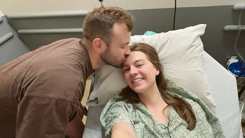 ▲網紅莫彩曦（右）因童年舊傷，日前離開台灣赴美動大手術，開刀取出骨碎片與修補肌腱後未料更動，檢查後驚見血腫再度動第2次手術。（圖／翻攝自莫彩曦臉書）