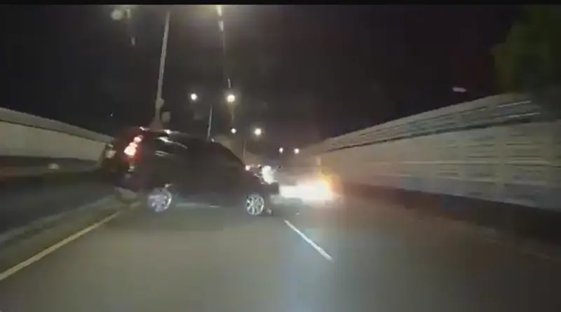 ▲新店祥和路高架段發生對撞車禍，66歲梅姓男子酒駕BMW逆向行駛，撞上李姓男子的CR-V。（圖／翻攝臉書）